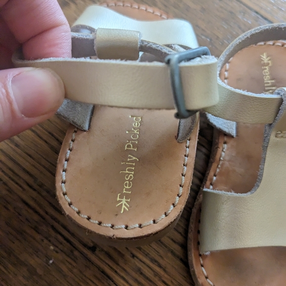 Freshly Picked Gold Malibu Sandal size 3 - Picture 3 of 4